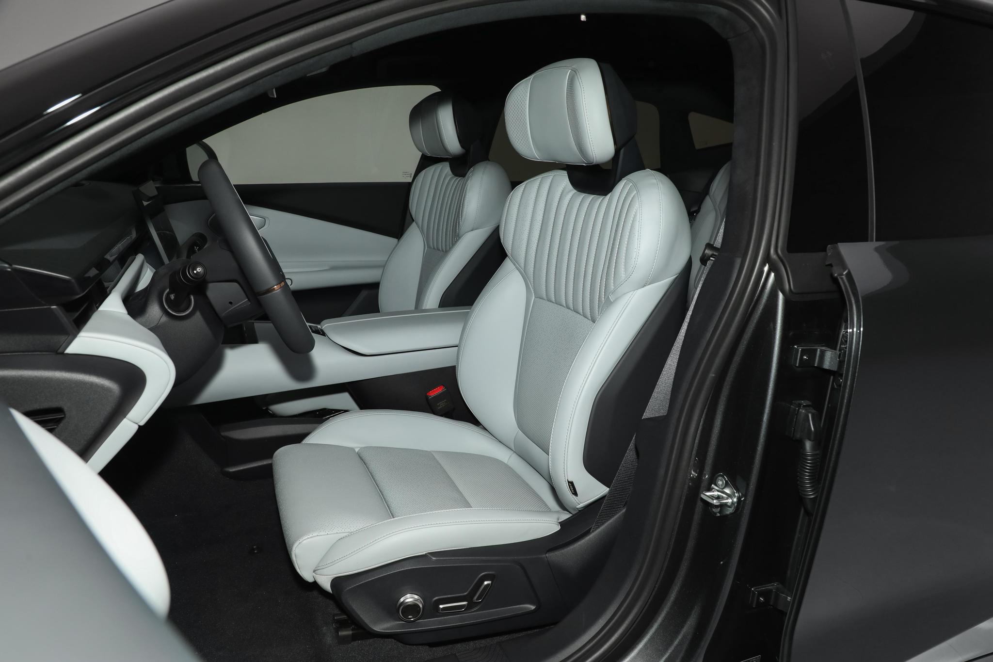 Discover LYNK&CO Lynk & Co Z10 Exterior Interior Images.Find all aspects and details of cars.