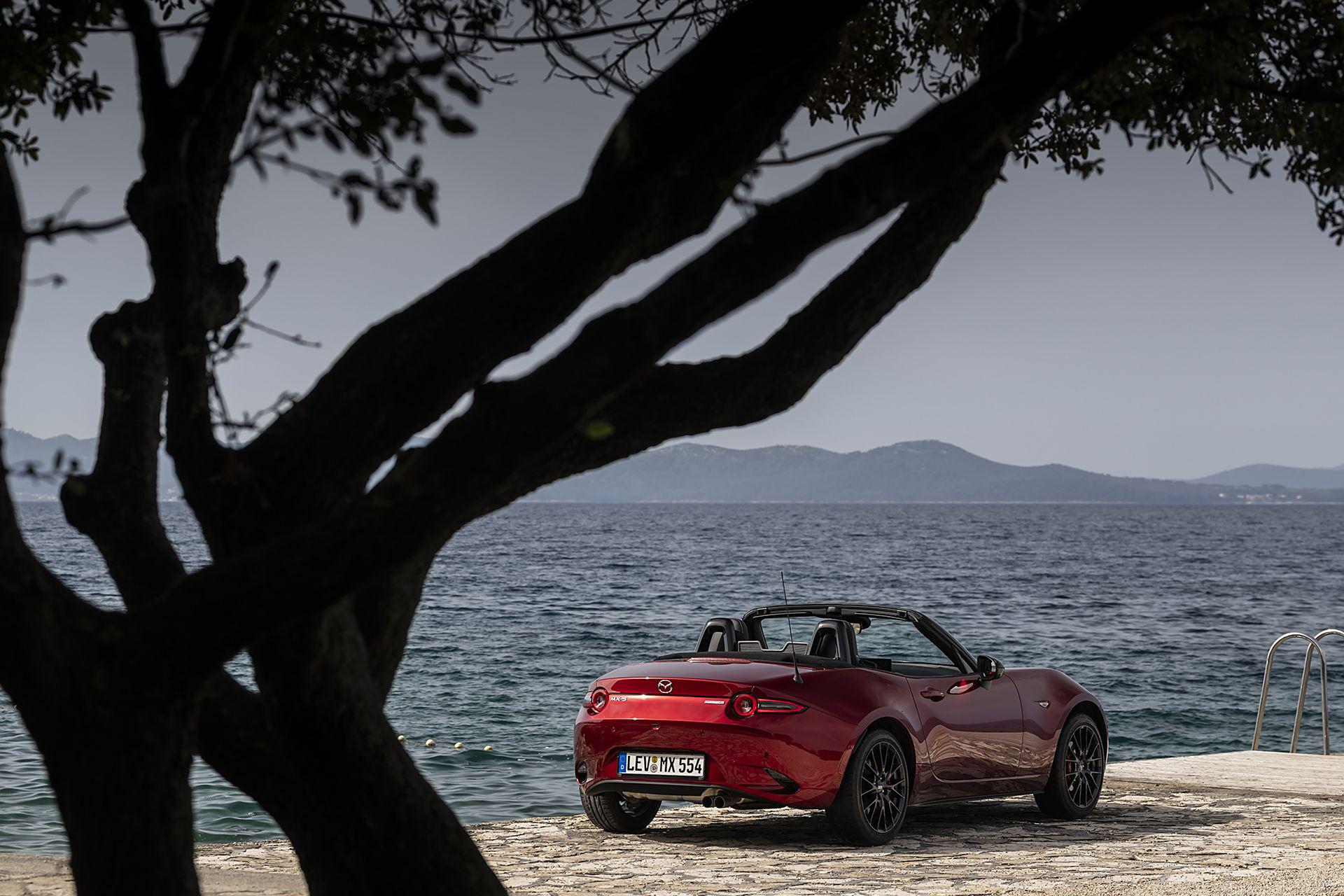 Discover Mazda Mazda MX5 Exterior Interior Images.Find all aspects and details of cars.