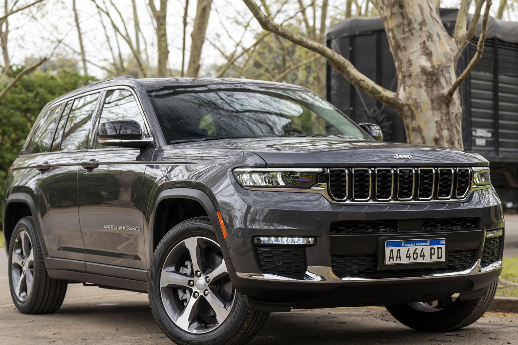 Discover Jeep Jeep Grand Cherokee Exterior Interior Images.Find all aspects and details of cars.