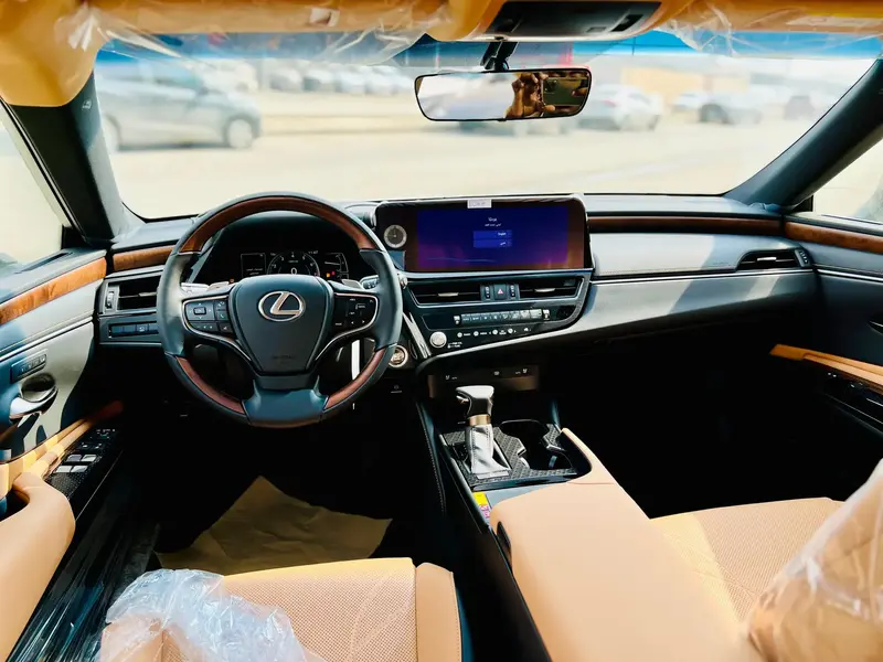 Lexus ES 2025