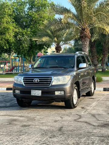استكشف undefined undefined الصور الخارجية والداخلية. اكتشف جميع جوانب وتفاصيل السيارات.