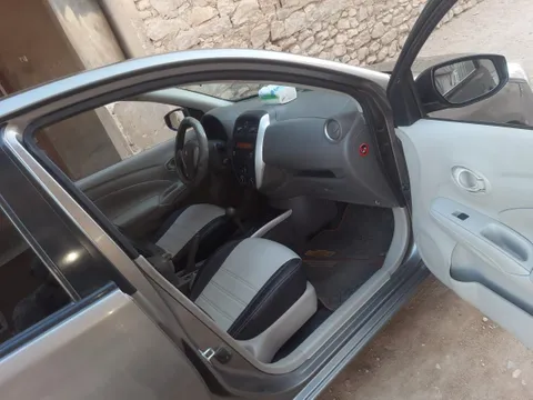 استكشف undefined undefined الصور الخارجية والداخلية. اكتشف جميع جوانب وتفاصيل السيارات.