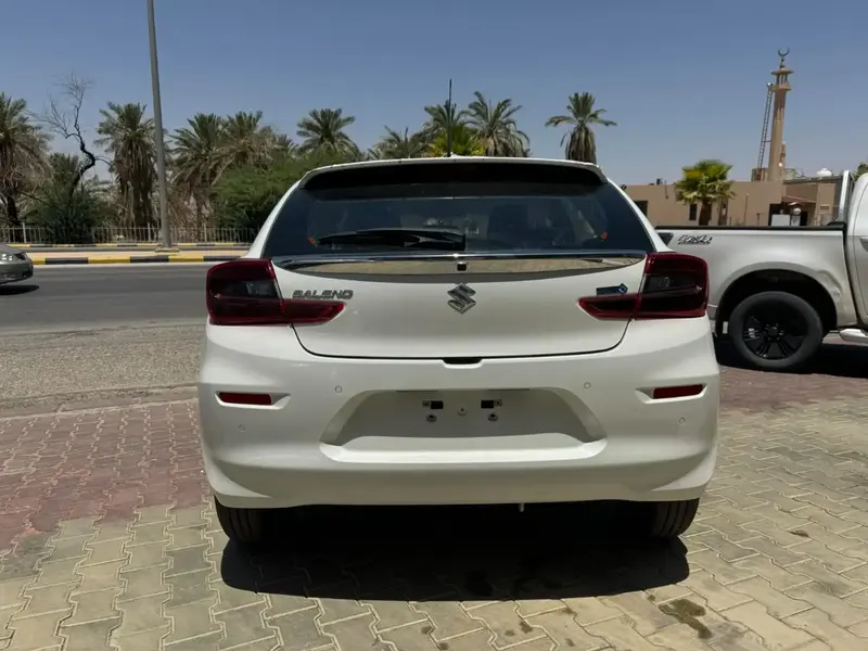 استكشف undefined undefined الصور الخارجية والداخلية. اكتشف جميع جوانب وتفاصيل السيارات.