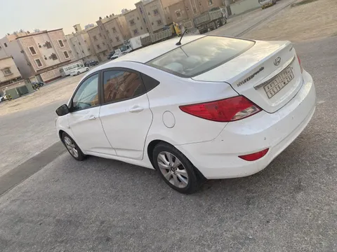 استكشف undefined undefined الصور الخارجية والداخلية. اكتشف جميع جوانب وتفاصيل السيارات.