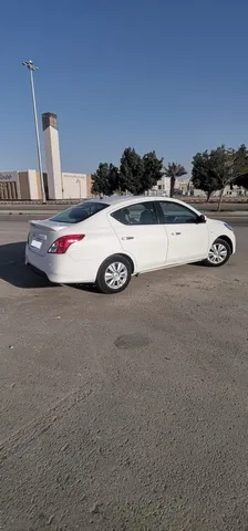 استكشف undefined undefined الصور الخارجية والداخلية. اكتشف جميع جوانب وتفاصيل السيارات.