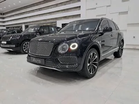 استكشف undefined undefined الصور الخارجية والداخلية. اكتشف جميع جوانب وتفاصيل السيارات.