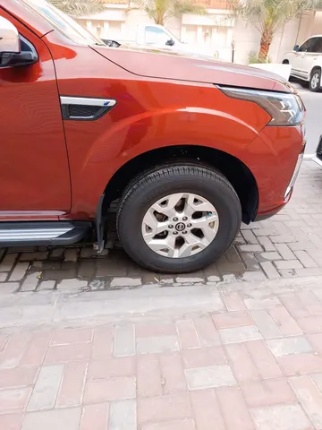 استكشف undefined undefined الصور الخارجية والداخلية. اكتشف جميع جوانب وتفاصيل السيارات.