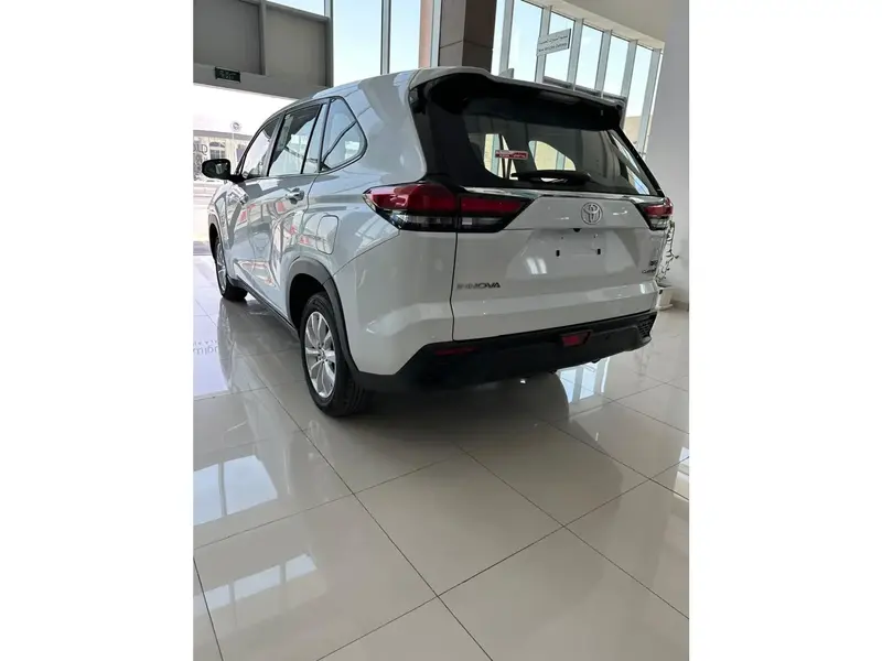Toyota Innova 2024