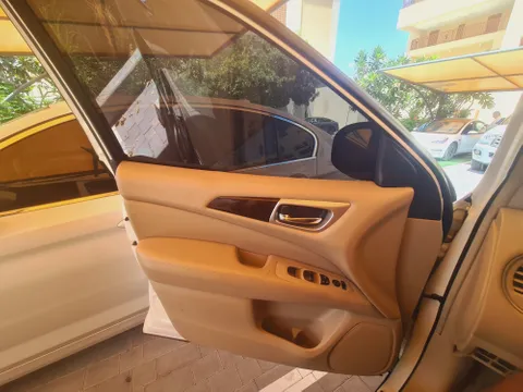 Nissan Pathfinder SV 4WD 2014