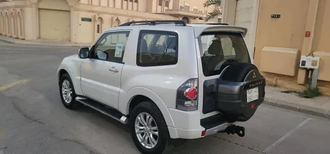 استكشف undefined undefined الصور الخارجية والداخلية. اكتشف جميع جوانب وتفاصيل السيارات.
