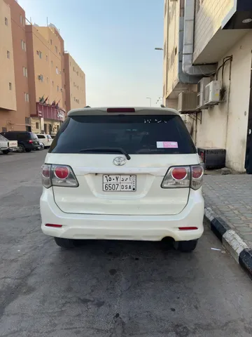استكشف undefined undefined الصور الخارجية والداخلية. اكتشف جميع جوانب وتفاصيل السيارات.