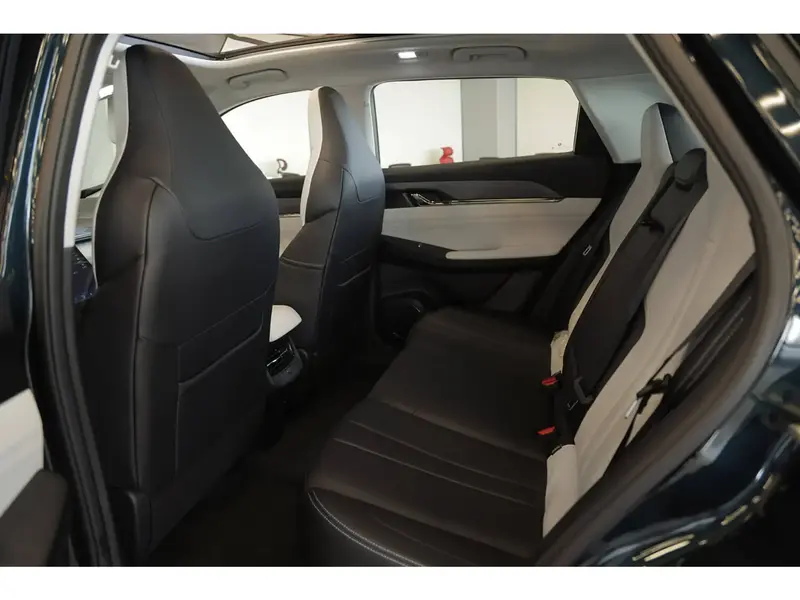 Discover undefined undefined Exterior Interior Images.Find all aspects and details of cars.