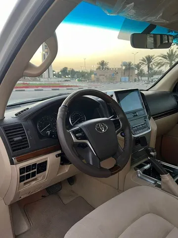استكشف undefined undefined الصور الخارجية والداخلية. اكتشف جميع جوانب وتفاصيل السيارات.