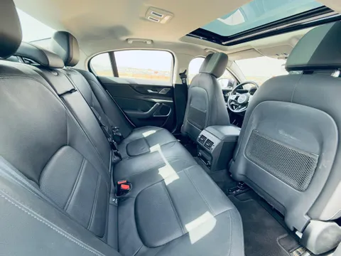 Jaguar XE 2.0T HSE (250 PS) 2020