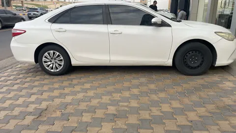 استكشف undefined undefined الصور الخارجية والداخلية. اكتشف جميع جوانب وتفاصيل السيارات.