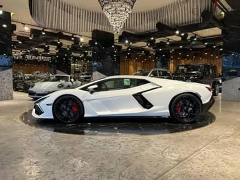 استكشف undefined undefined الصور الخارجية والداخلية. اكتشف جميع جوانب وتفاصيل السيارات.