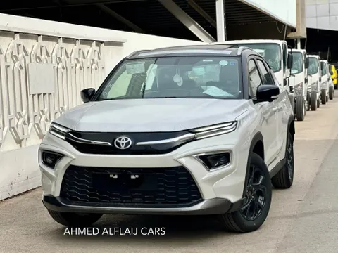 استكشف undefined undefined الصور الخارجية والداخلية. اكتشف جميع جوانب وتفاصيل السيارات.