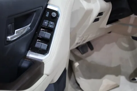 Discover undefined undefined Exterior Interior Images.Find all aspects and details of cars.