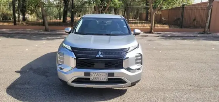 mitsubishi mitsubishi-outlander image Mitsubishi Outlander 2023