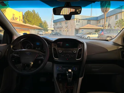 استكشف undefined undefined الصور الخارجية والداخلية. اكتشف جميع جوانب وتفاصيل السيارات.