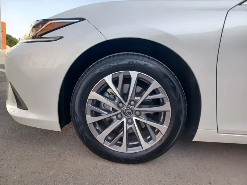 Lexus ES 2023