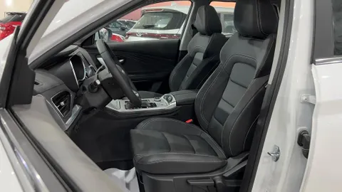 Discover undefined undefined Exterior Interior Images.Find all aspects and details of cars.