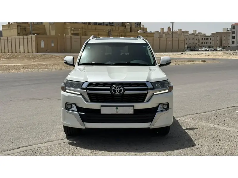 استكشف undefined undefined الصور الخارجية والداخلية. اكتشف جميع جوانب وتفاصيل السيارات.