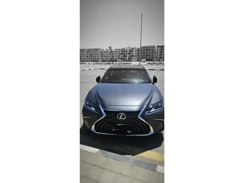 استكشف undefined undefined الصور الخارجية والداخلية. اكتشف جميع جوانب وتفاصيل السيارات.