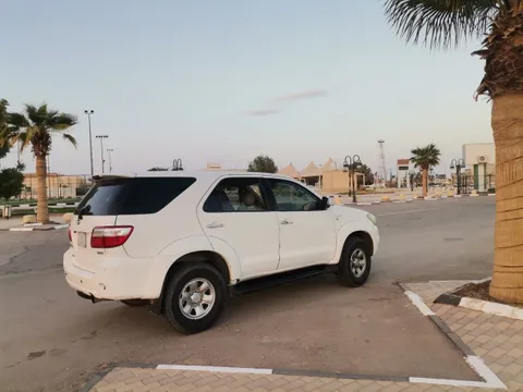 استكشف undefined undefined الصور الخارجية والداخلية. اكتشف جميع جوانب وتفاصيل السيارات.