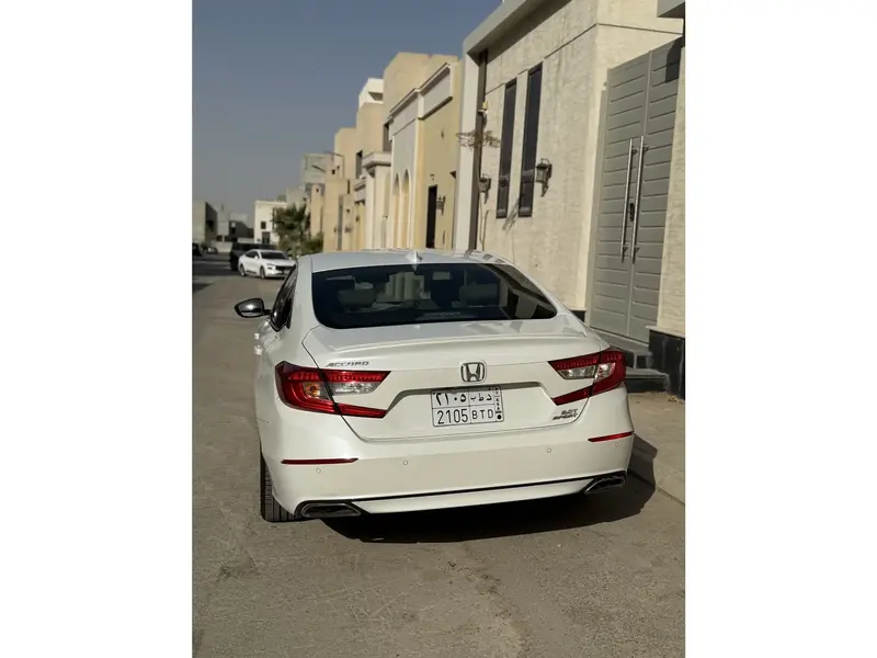 استكشف undefined undefined الصور الخارجية والداخلية. اكتشف جميع جوانب وتفاصيل السيارات.