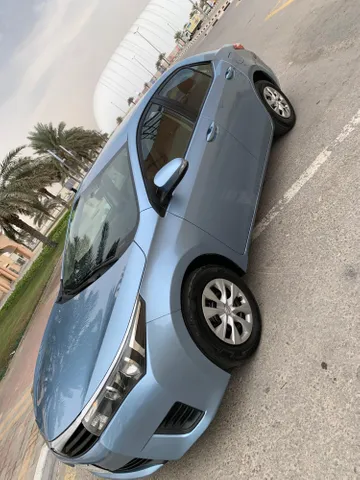 استكشف undefined undefined الصور الخارجية والداخلية. اكتشف جميع جوانب وتفاصيل السيارات.