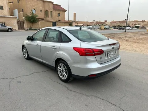 استكشف undefined undefined الصور الخارجية والداخلية. اكتشف جميع جوانب وتفاصيل السيارات.