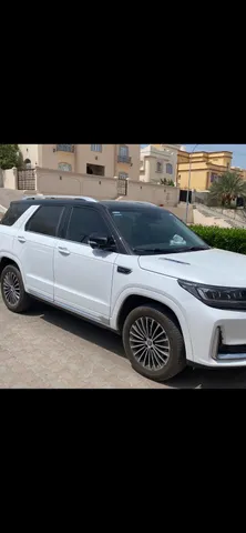 استكشف undefined undefined الصور الخارجية والداخلية. اكتشف جميع جوانب وتفاصيل السيارات.