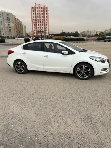 استكشف undefined undefined الصور الخارجية والداخلية. اكتشف جميع جوانب وتفاصيل السيارات.
