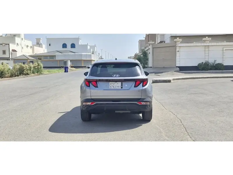 استكشف undefined undefined الصور الخارجية والداخلية. اكتشف جميع جوانب وتفاصيل السيارات.