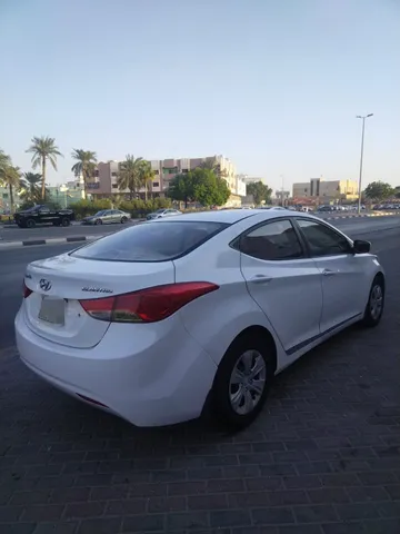 استكشف undefined undefined الصور الخارجية والداخلية. اكتشف جميع جوانب وتفاصيل السيارات.