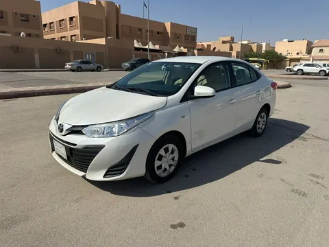 استكشف undefined undefined الصور الخارجية والداخلية. اكتشف جميع جوانب وتفاصيل السيارات.