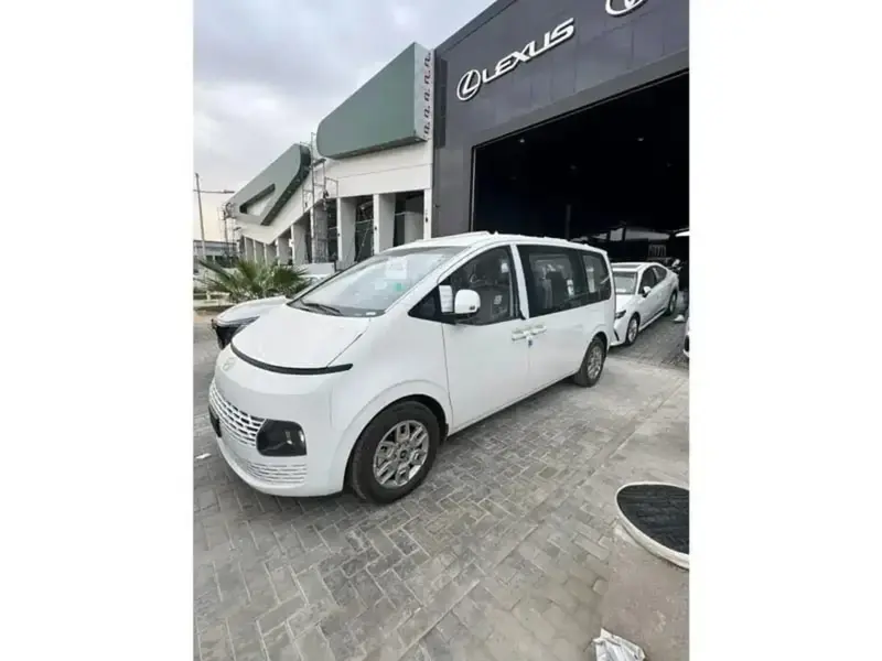 استكشف undefined undefined الصور الخارجية والداخلية. اكتشف جميع جوانب وتفاصيل السيارات.