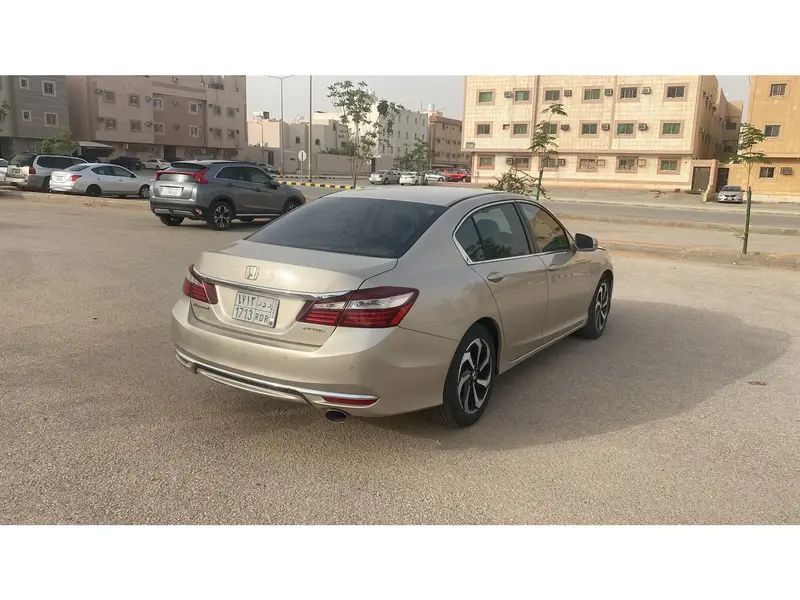 استكشف undefined undefined الصور الخارجية والداخلية. اكتشف جميع جوانب وتفاصيل السيارات.