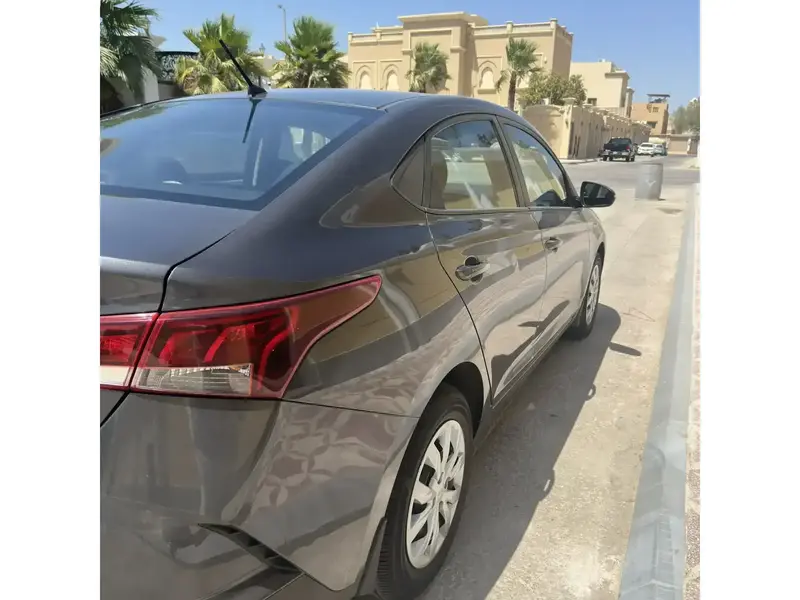 استكشف undefined undefined الصور الخارجية والداخلية. اكتشف جميع جوانب وتفاصيل السيارات.