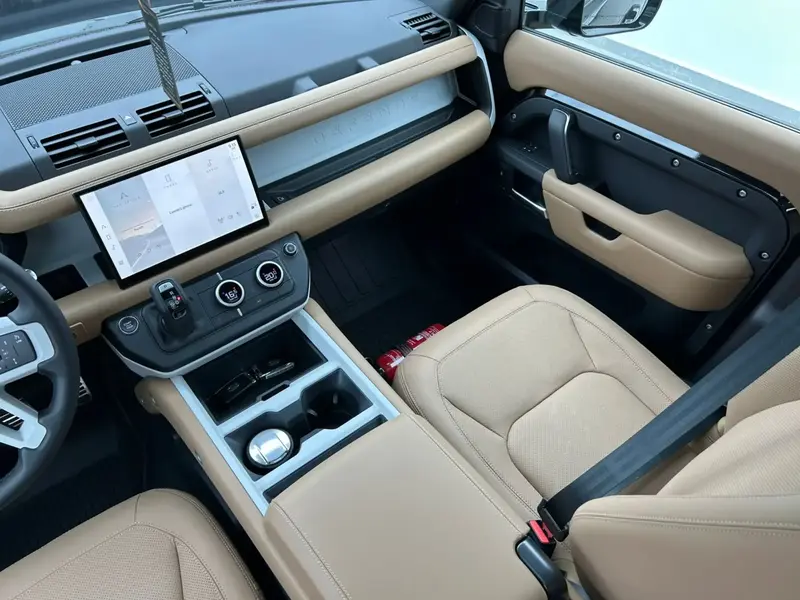 Land Rover Defender 2025