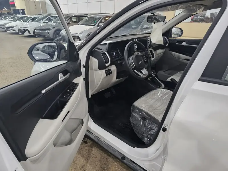 Discover undefined undefined Exterior Interior Images.Find all aspects and details of cars.