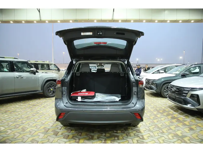 Discover undefined undefined Exterior Interior Images.Find all aspects and details of cars.