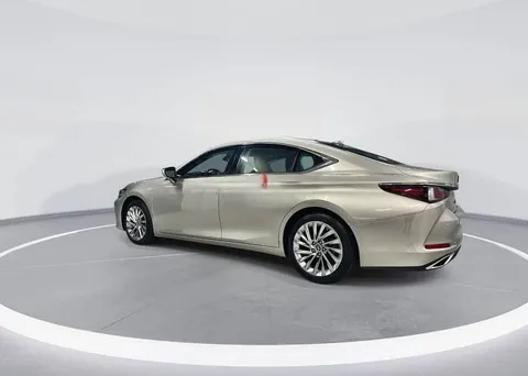 Discover undefined undefined Exterior Interior Images.Find all aspects and details of cars.