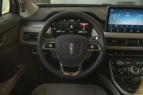 Discover undefined undefined Exterior Interior Images.Find all aspects and details of cars.