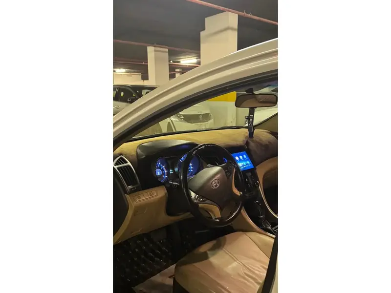 استكشف undefined undefined الصور الخارجية والداخلية. اكتشف جميع جوانب وتفاصيل السيارات.
