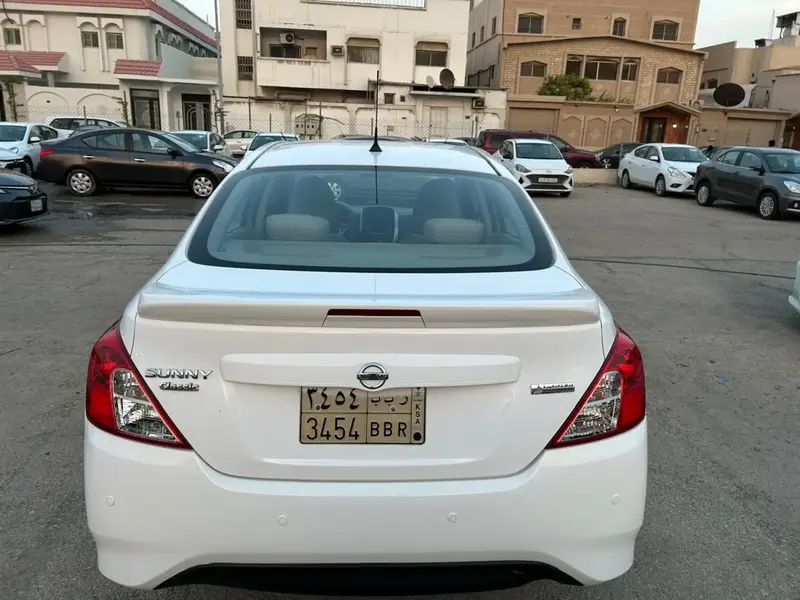 استكشف undefined undefined الصور الخارجية والداخلية. اكتشف جميع جوانب وتفاصيل السيارات.