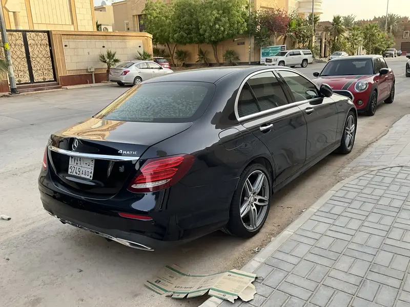 استكشف undefined undefined الصور الخارجية والداخلية. اكتشف جميع جوانب وتفاصيل السيارات.