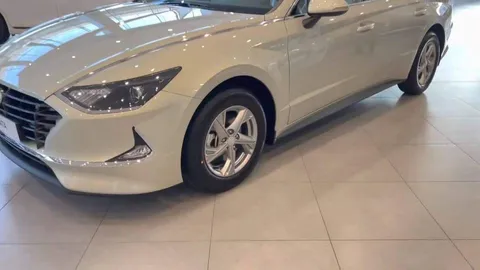 استكشف undefined undefined الصور الخارجية والداخلية. اكتشف جميع جوانب وتفاصيل السيارات.