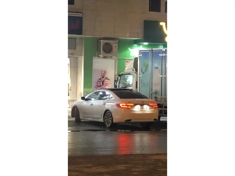 استكشف undefined undefined الصور الخارجية والداخلية. اكتشف جميع جوانب وتفاصيل السيارات.